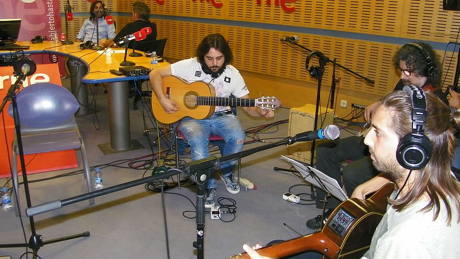 En acústico suenan temas como "Mencanta", primer single
