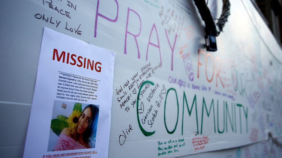 Mensajes de solidaridad y un cartel para buscar a una persona desaparecida en una pared cerca de la Torre Grenfell, en Kensington, Londres