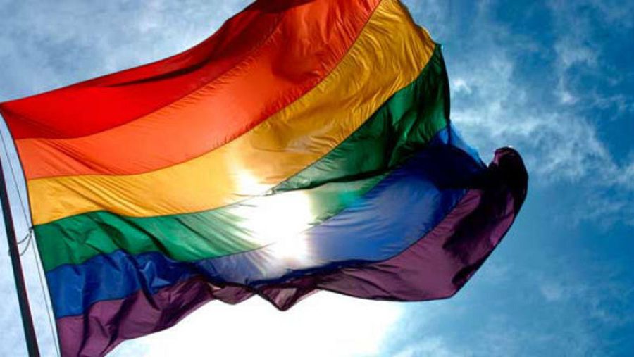 Bandera del Orgullo Gay, diseñada por Gilbert Baker
