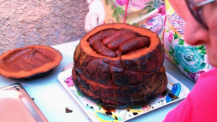 La boroña, un bollo preñado de chorizo, jamón, que pesa nueve quilos y que se cuece envuelto en berza