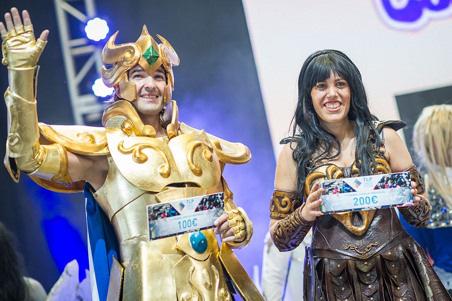 El Santuario del Cosplay, interpretando a Aioria de Leo, y Eileen Daaé, interpretando a Xena