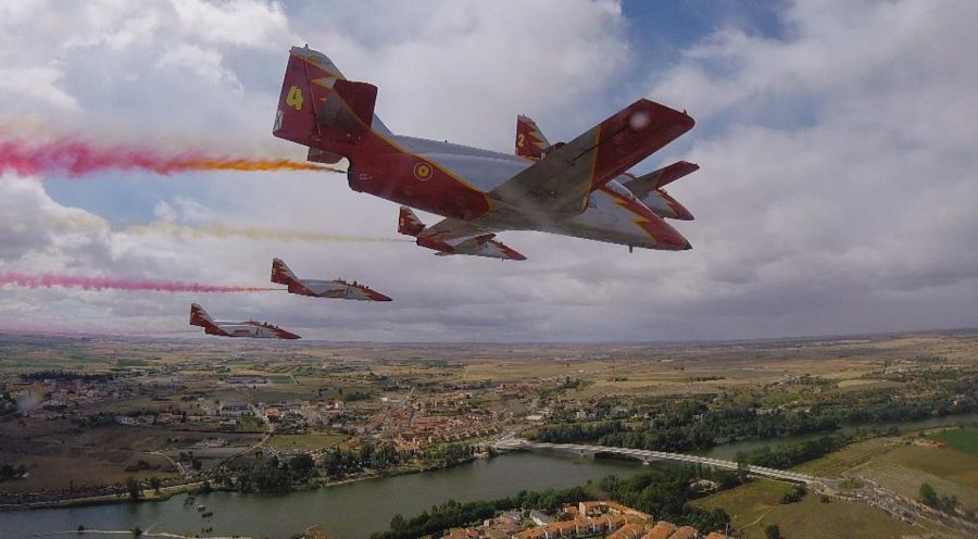 Comando al sol - Aviones de la Patrulla Águila haciendo acrobacias, Zamora