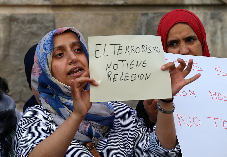Hafida Oukabir, hermana de uno de los terroristas abatidos en Cambrils sostiene una pancarta que reza: "El terrorismo no tiene religión"