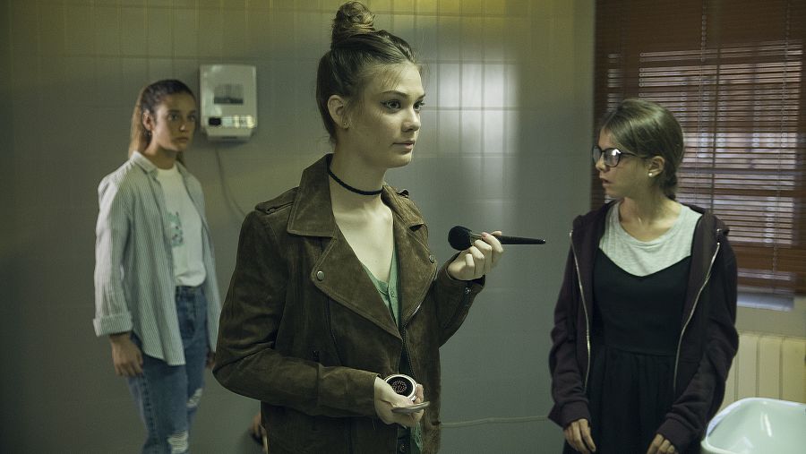 Nerea y Rocío se quedan atónitas cuando ven entrar a Alba en los lavabos