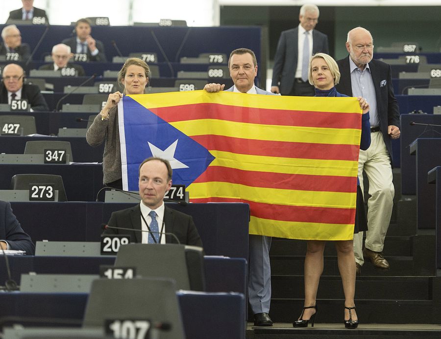 Tres eurodiputados posan con una estelada, la bandera independentista, en la Eurocámara.