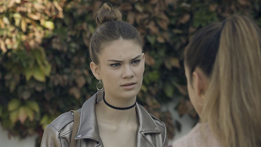 Nerea busca a Alba para hablar con ella