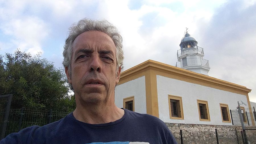 Mario Sanz, en el faro de Mesa Roldán (Almería)