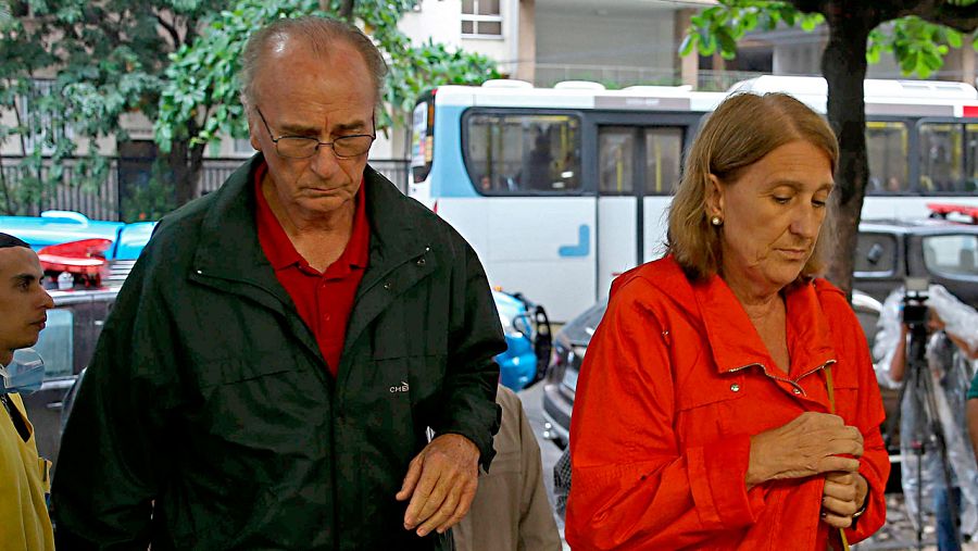 El hermano y la cuñada de la turista española fallecida llegan al hospital Miguel Couto, en Río de Janeiro
