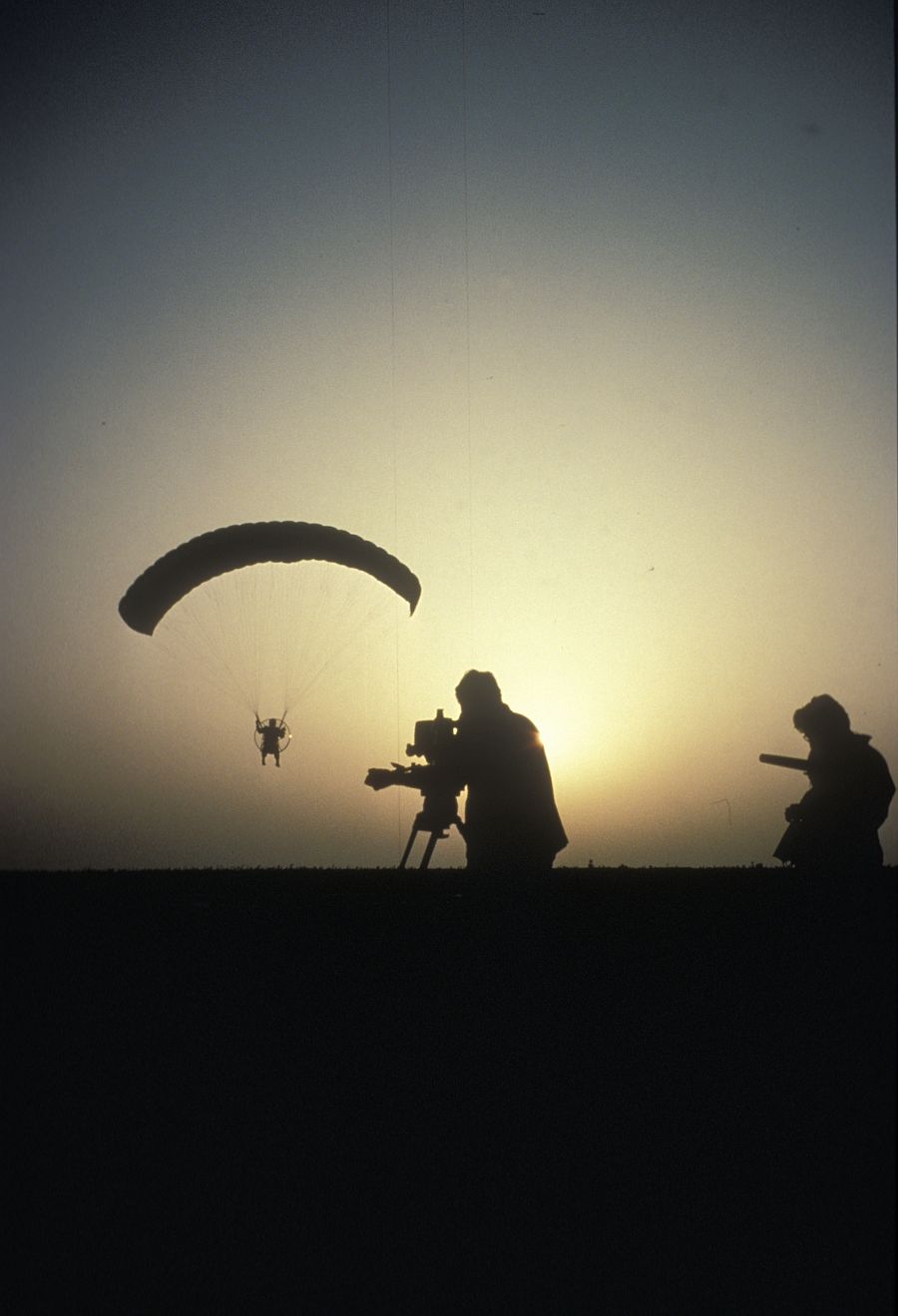 Intrépidos aventureros vuelan en ala delta y parapente