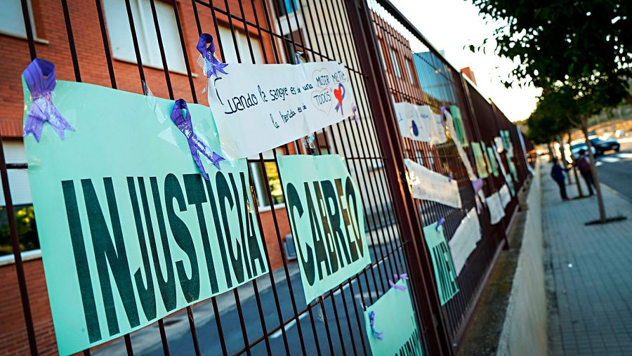 Mensajes de repulsa del asesinato machista de Elda en la valla del colegio donde la mujer fue tiroteada