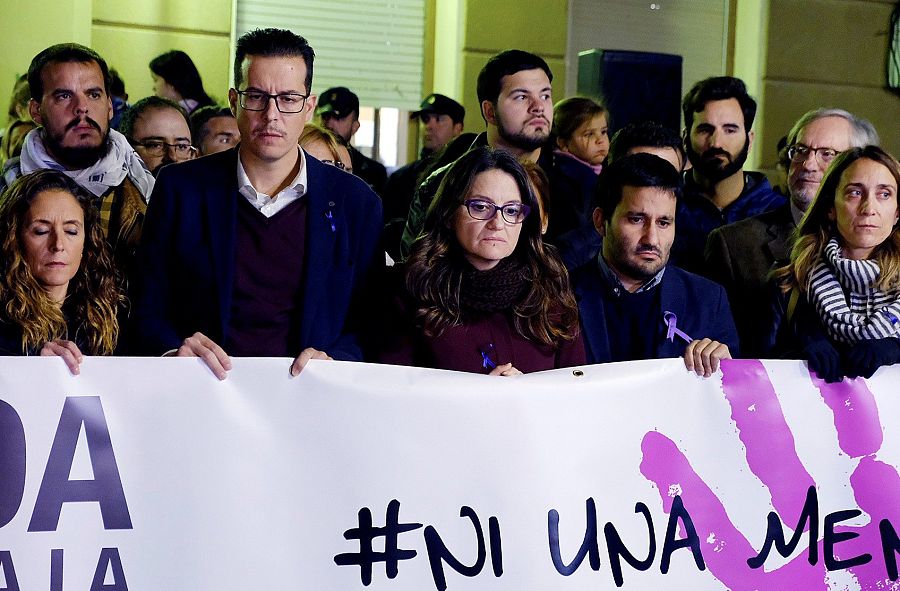 El alcalde de Elda, Rubén Alfaro, la vicepresidenta de la Generalitat Valenciana, Mónica Oltra, y el conseller de Educación, Vicent Marzá, durante el minuto de silencio por el asesinato machista de Elda