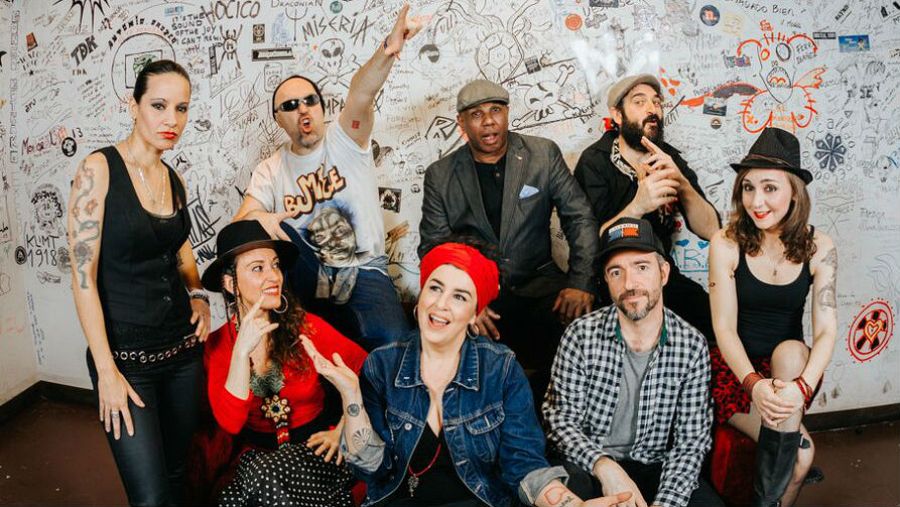 Cuatro hombres y cuatro mujeres conforman la banda actual