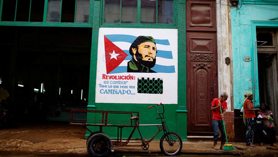 Una pintura de Fidel Castro sobre un texto que dice así: "Revolución es cambiar todo lo que debe ser cambiado..."