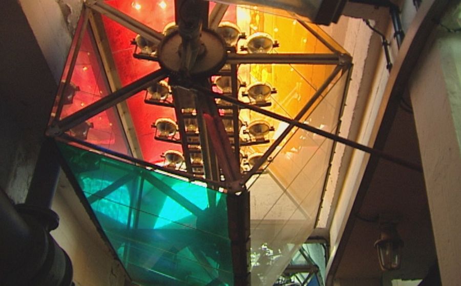 Ciento veinte prismas de cristal dan luz y color a la fuente
