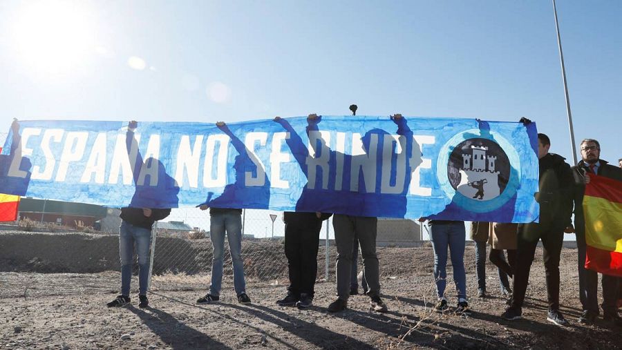 Militantes de la organización ultraderechista "Hogar Social" con la pancarta 'España no se rinde'.