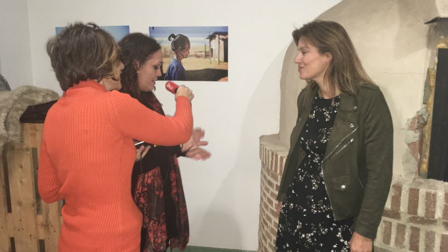 Mamen Asencio entrevista a Victoria Tortosa, de "La Exclusiva", y a Sira Plana, de "Apadrina un olivo", en la feria Presura