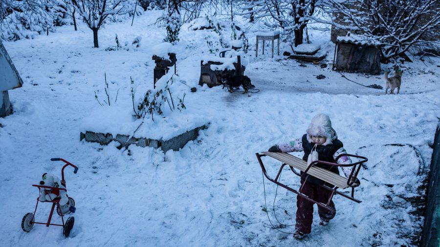 Tanya de 6 años juega en la ciudad de Avdiivka muy cerca de la zona con minas antipersonas