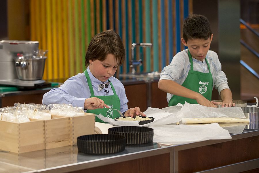 Miguel y Lukas preparando todo lo necesario para una guerra de tartas