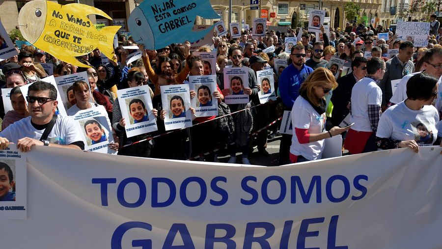 Miles de personas, algunas de ellas portando siluetas de "pescaitos" con mensajes dedicados a Gabriel, concentradas en Almería