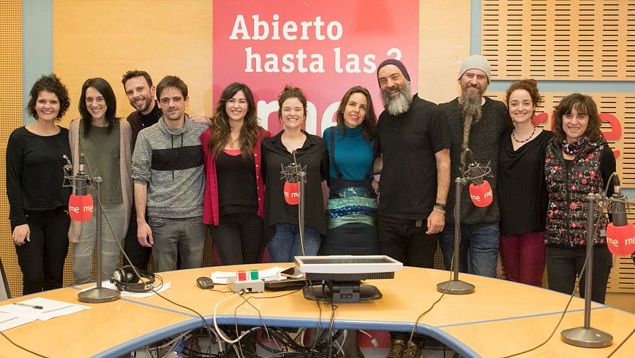 Todo el equipo de Paloma Arranz, con la banda invitada