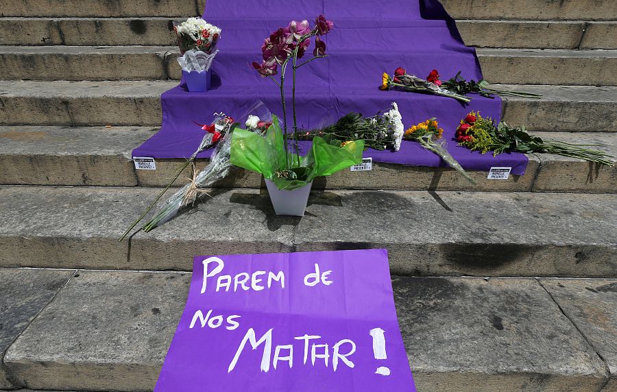 Un improvisado homenaje con flores contiene el mensaje "basta de asesiatos", en Río de Janeiro.