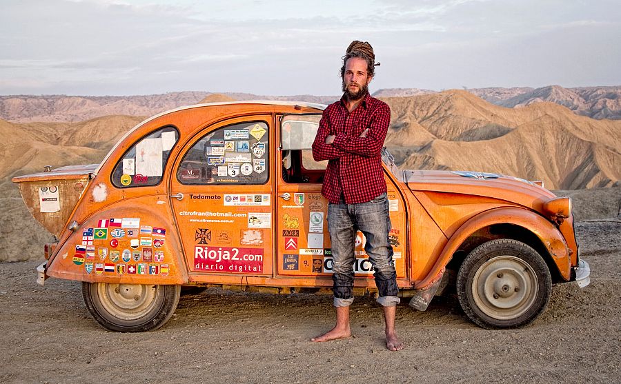 Jorge Sierra junto a 'Naranjito', el Citroën 2cv del año 79 con el que recorrió el mundo