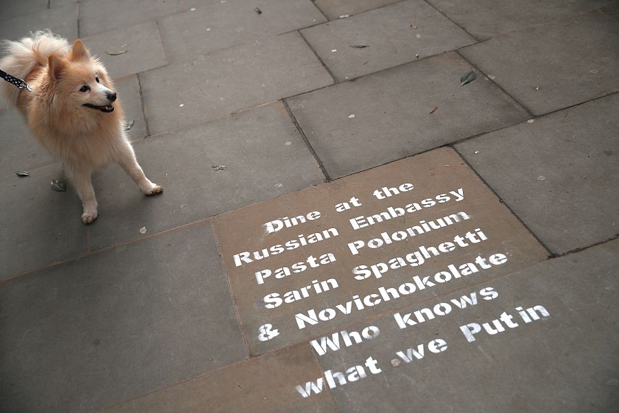 Un grafiti frente a la embajada rusa en Londres ironiza sobre los ataques a rusos