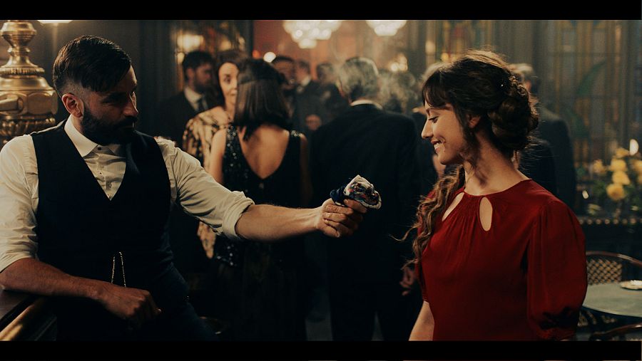 Michelle Jenner y Álex García en una de las escenas de 'El Continental'