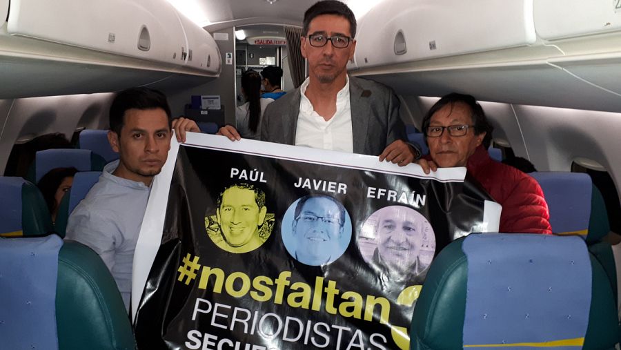 Los familiares del equipo del diario 'El Comercio' Cristian Segarra, hijo del conductor Efraín Segarra; Enrique Rivas, hermano del fotógrafo Paúl Rivas; y Galo Ortega, padre del periodista Javier Ortega