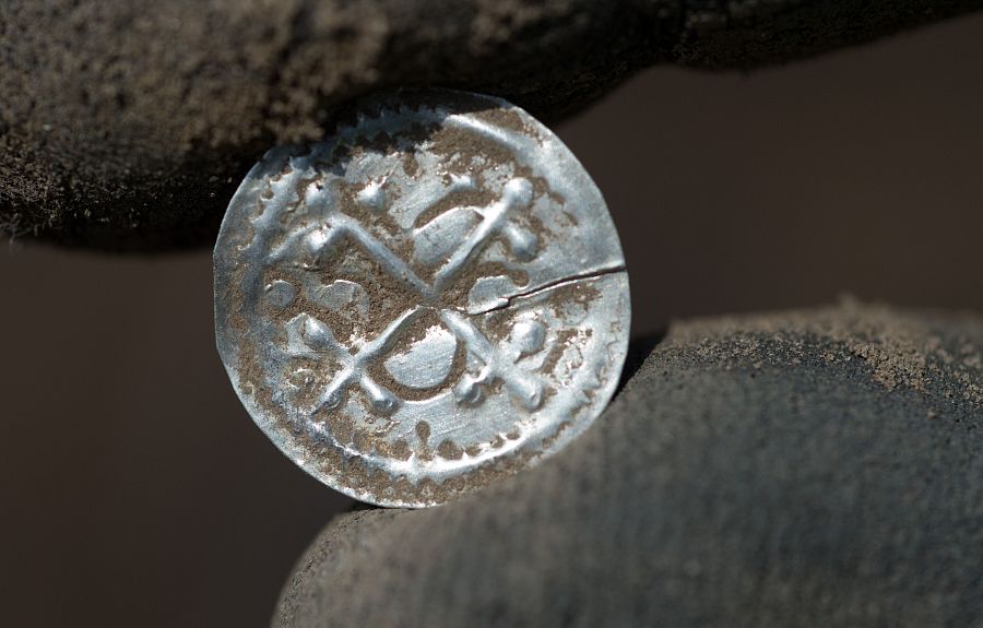 Entre las piezas halladas, se encuentran un centenar de monedas acuñadas por el rey Blåtand.