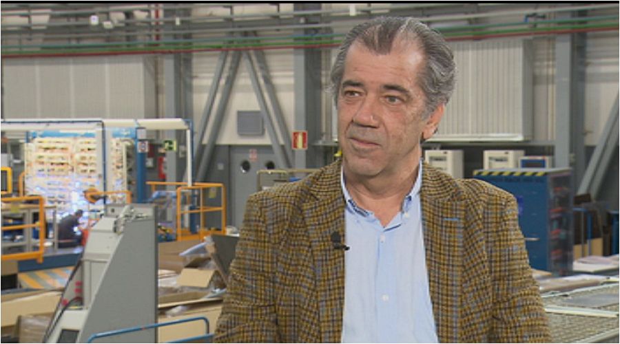 Airbus en España es líder del sector aerospacial y de defensa. Su presidente Fernando Alonso nos recibe en uno de los hangares de Getafe y con el hablamos del diseño y producción de las aeronaves.