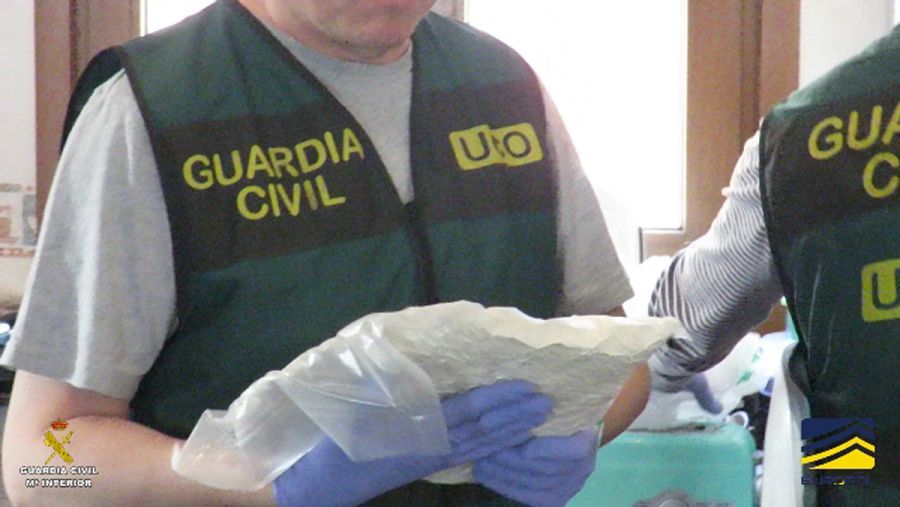Un agente retira un paquete de droga sintética