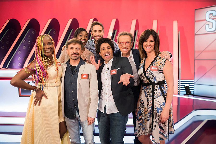 Roberto Leal, Mònica López, Francine Gálvez, Miguelillo, Lucrecia y José Mota, en el programa 5000 de Saber y ganar