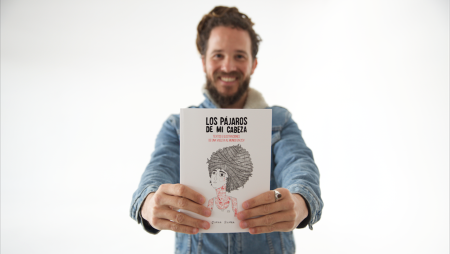 Jorge Sierra con su libro, "Los pájaros de mi cabeza"