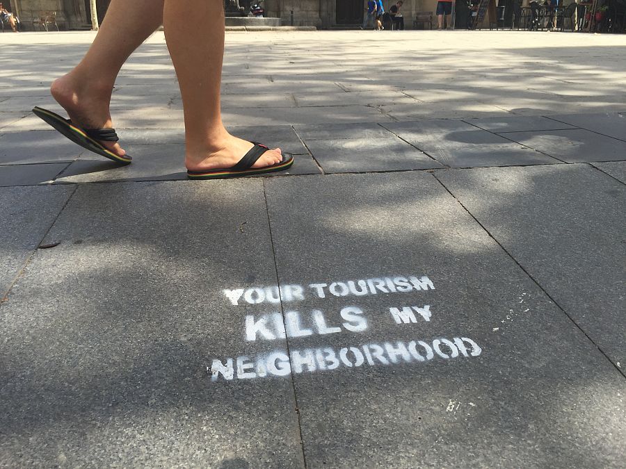 Pintadas en el suelo de Barcelona: "Vuestro turismo mata a mi barrio"