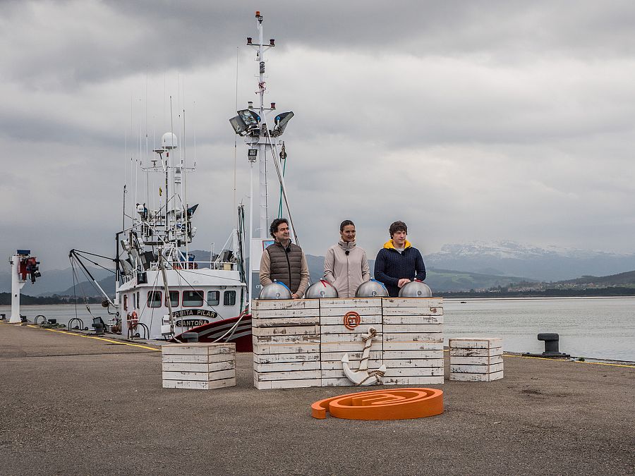 En exteriores, viajarán al puerto de Santoña, donde cocinarán un menú para 50 personas