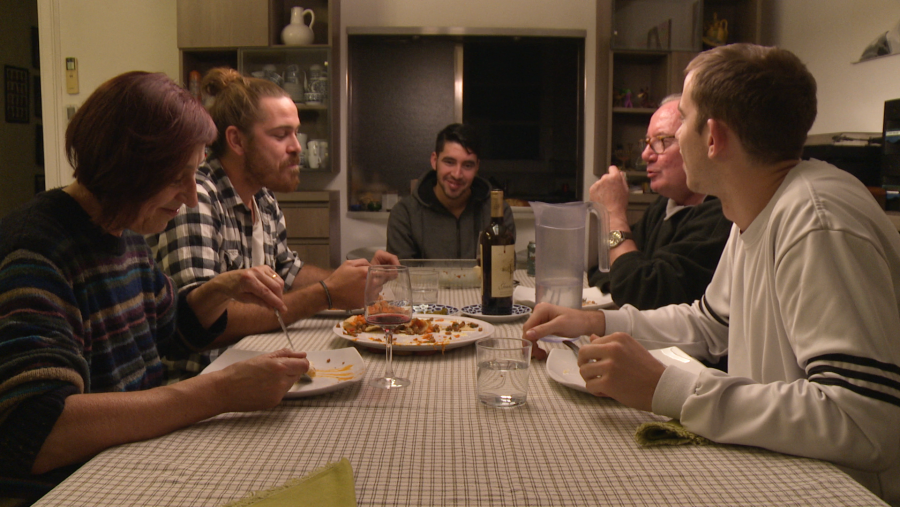 El documental "La Acogida" nos habla de la manera en que las familias han abierto su espacio íntimo a alguien tan distinto y de la relación que se crea entre ellos