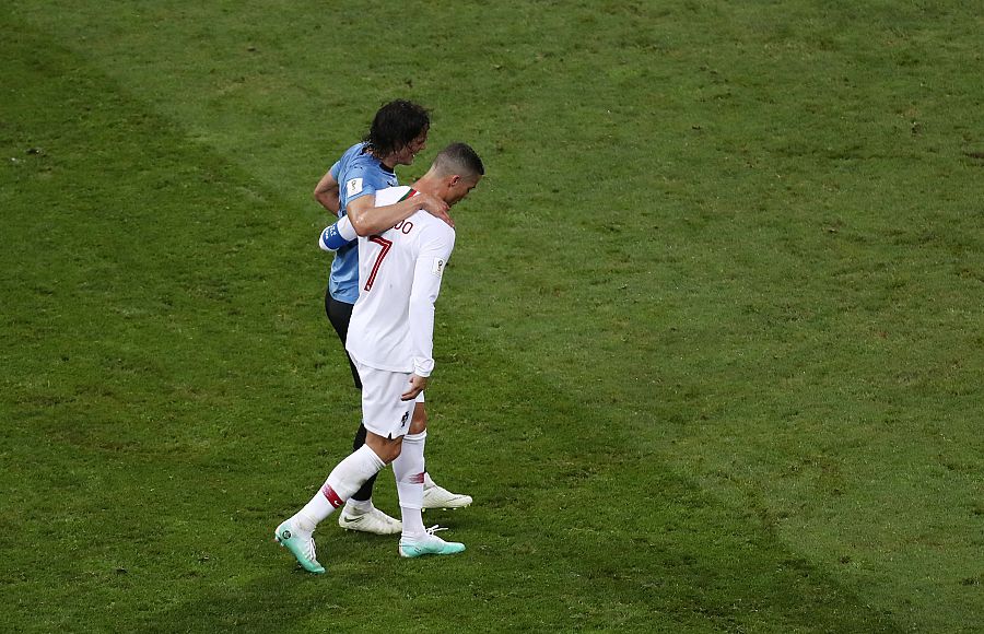 Cristiano Ronaldo ayuda a Cavani a retirarse tras su lesión