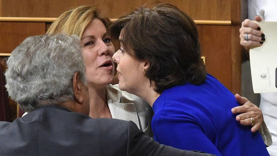 Cospedal y Santamaría se saludan en el Congreso de los Diputados.