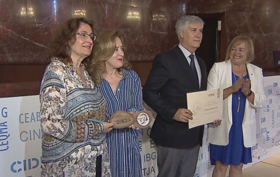 El programa de divulgación científica del Canal 24 horas 'Lab24¿ recogió la Medalla de Plata del Centro Superior de Investigaciones Científicas (CSIC), que reconoce su "extraordinaria labor de divulgación de la ciencia"