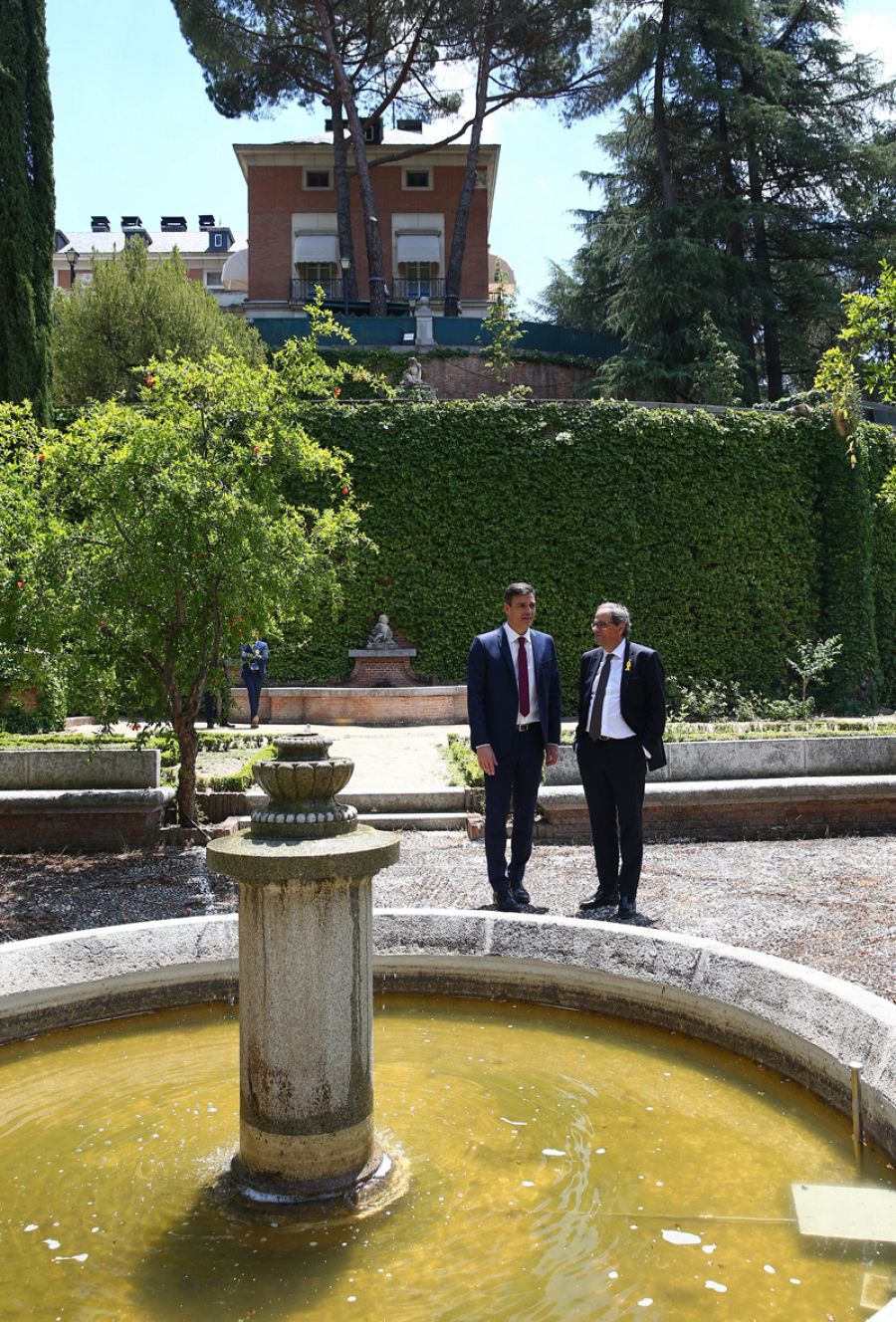 Sánchez enseña a Torra la fuente en la que Machado se citaba con su último amor
