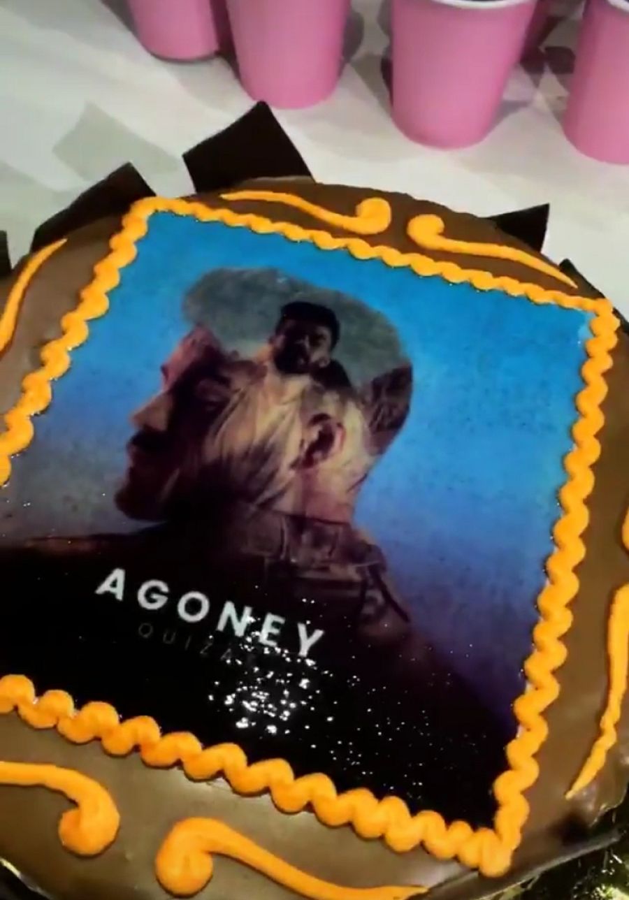 Agoney celebra el lanzamiento de "Quizás" con esta tarta personalizada