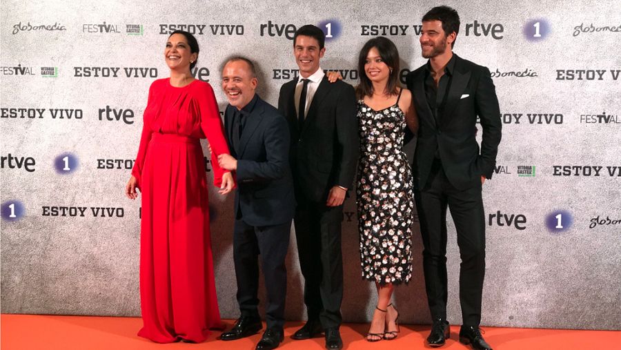 Los actores de 'Estoy vivo', en el estreno de la serie en Vitoria.