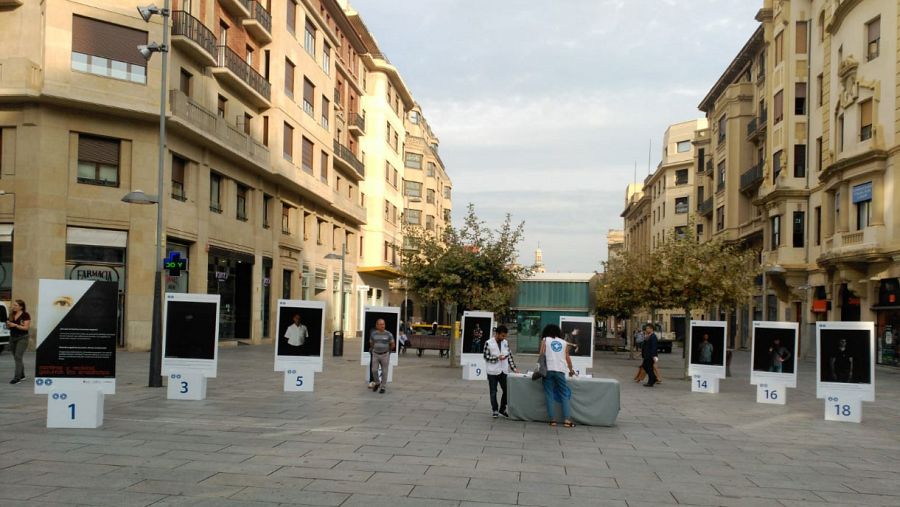 Ubicación inicial de la exposición "Mentiras y Realidad" en una calle de Pamplona