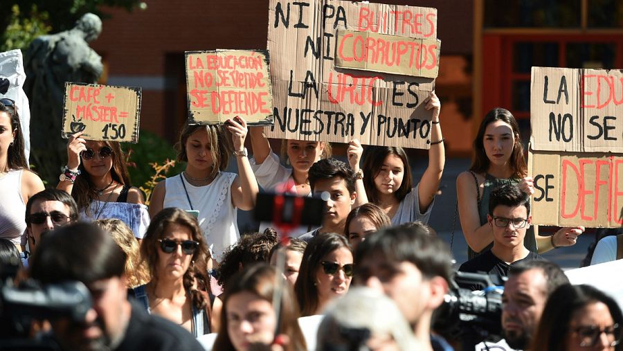 Estudiantes del campus de Vicálvaro de la Universidad Rey Juan Carlos, epicentro del caso Máster, durante la concentración que han protagonizado en la jornada de huelga
