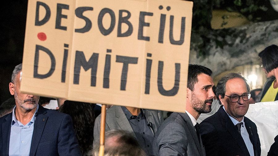 El presidente de la Generalitat, Quim Torra, y el presidente del Parlament, Roger Torrent, hablan con los manifestantes que portan carteles con lemas como "O desobedezca o dimita", en Barcelona EFE/Quique García