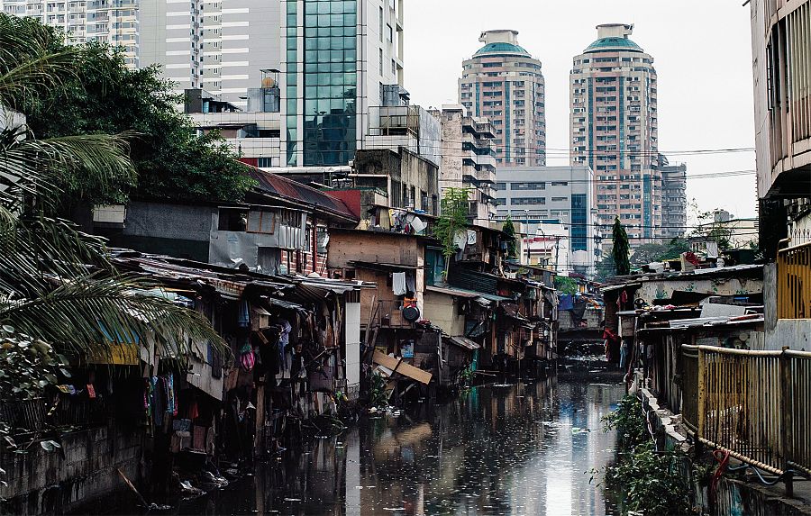 En la ciudad de Manila, en Filipinas, decenas de miles de jóvenes trabajan como moderadores de contenido, cuyo trabajo es eliminar el contenido ¿inapropiado¿ de la red. Ignoran o borran miles de imágenes y videos problemáticos.