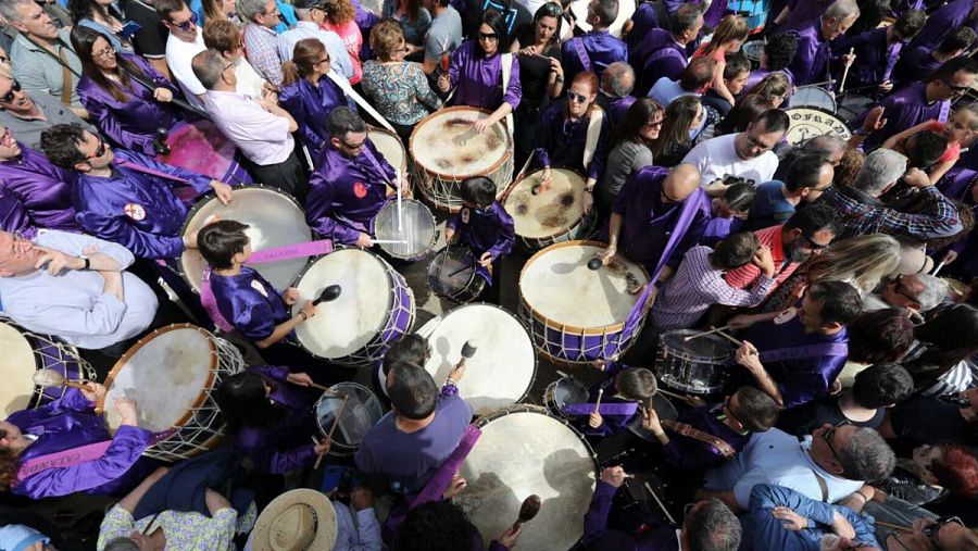 CALANDA (TERUEL) CUMPLE CON ESTRUENDO LA TRADICIÃ"N DE LA "ROMPIDA DE LA HORA"