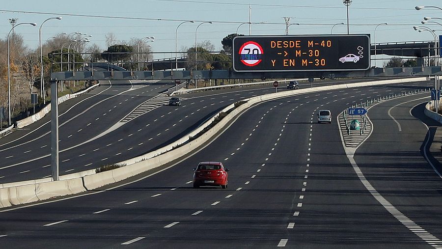 Dos coches circulan por los accesos de Madrid, limitados a 70 kilómetros por hora por la contaminación