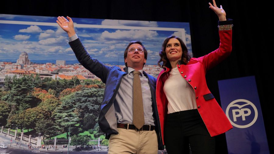 El candidato del PP al Ayuntamiento de Madrid, José Luis Martínez-Almeida, y la candidata a la Comunidad de Madrid, Isabel Díaz Ayuso